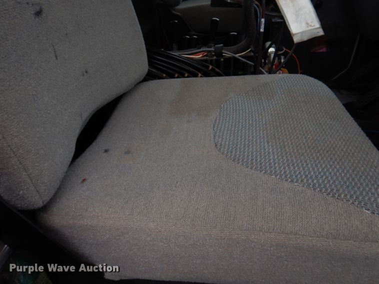 image for item DE7523 1999 Sterling L8513  applicator truck