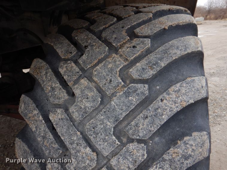 image for item DE7523 1999 Sterling L8513  applicator truck