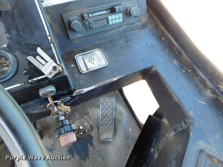 image for item DJ7667 1992 Mountain View Equipment MVE8000  bale stacker