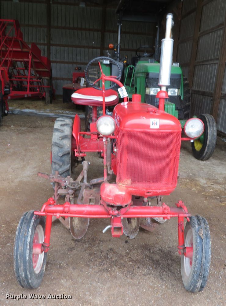 image for item DN7977 International F-Cub  tractor