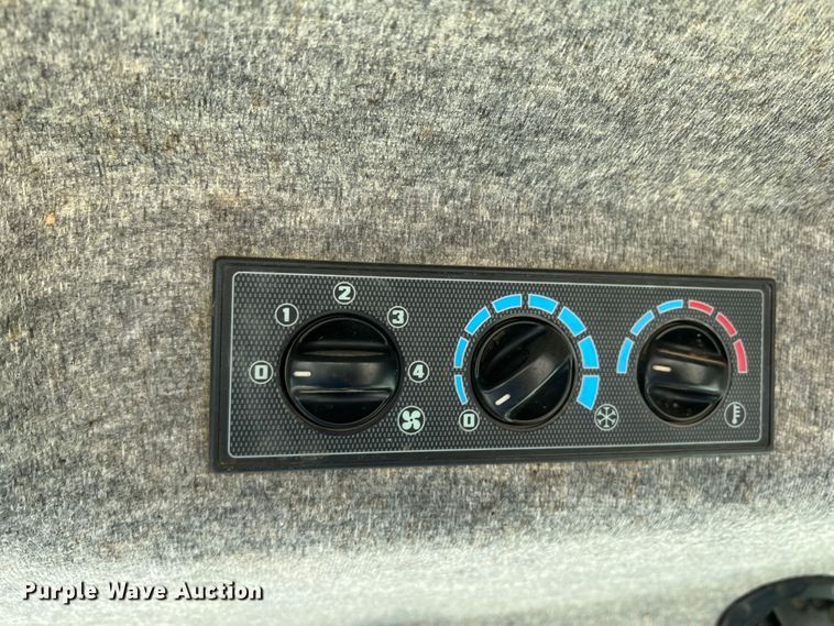 image for item DN8756 AGCO MT465B  MFWD tractor