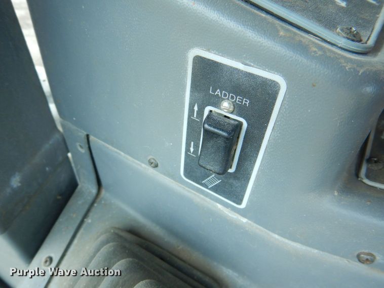 image for item DP4319 Gleaner R-72  RWA combine