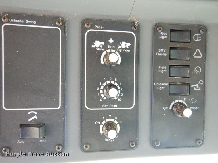 image for item DP4319 Gleaner R-72  RWA combine