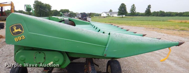 image for item DP4326 John Deere 893  corn head