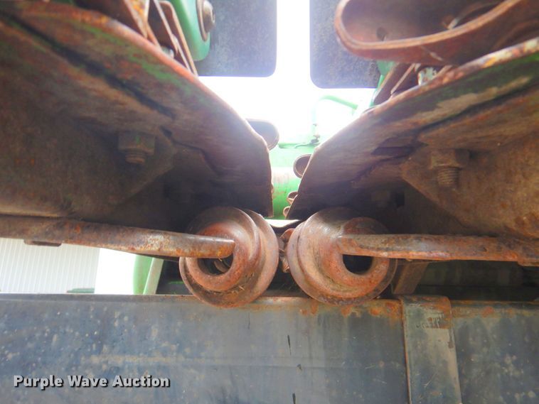 image for item DP4326 John Deere 893  corn head