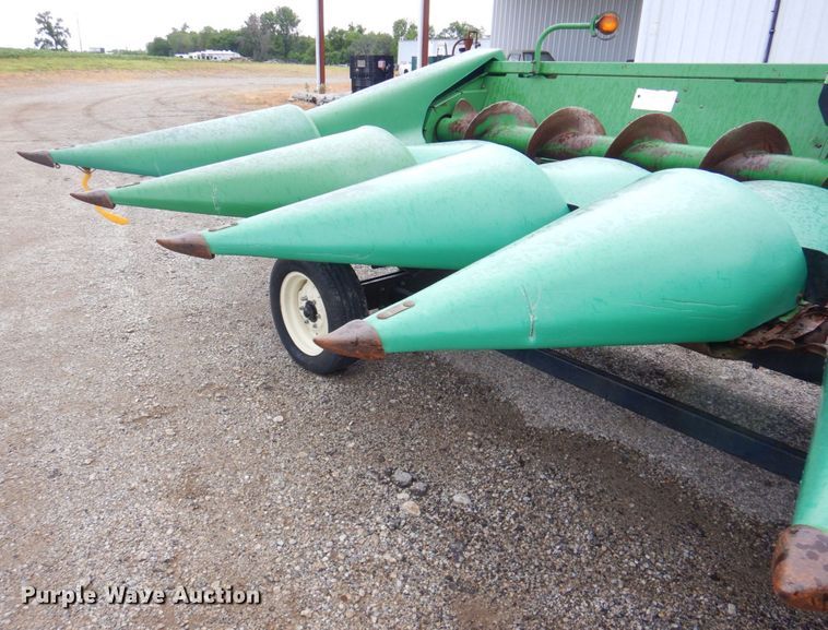image for item DP4326 John Deere 893  corn head