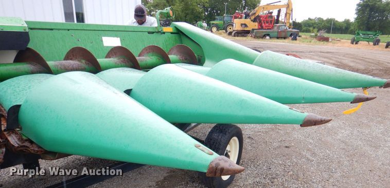 image for item DP4326 John Deere 893  corn head