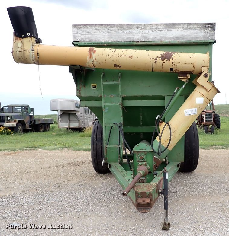 image for item DR0911 John Deere 1210A  grain cart