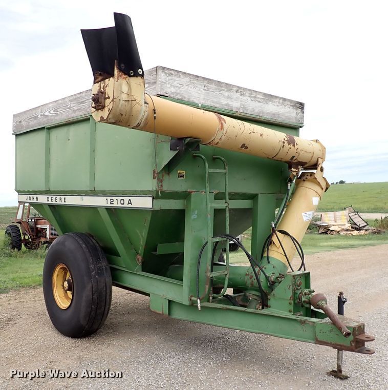 image for item DR0911 John Deere 1210A  grain cart