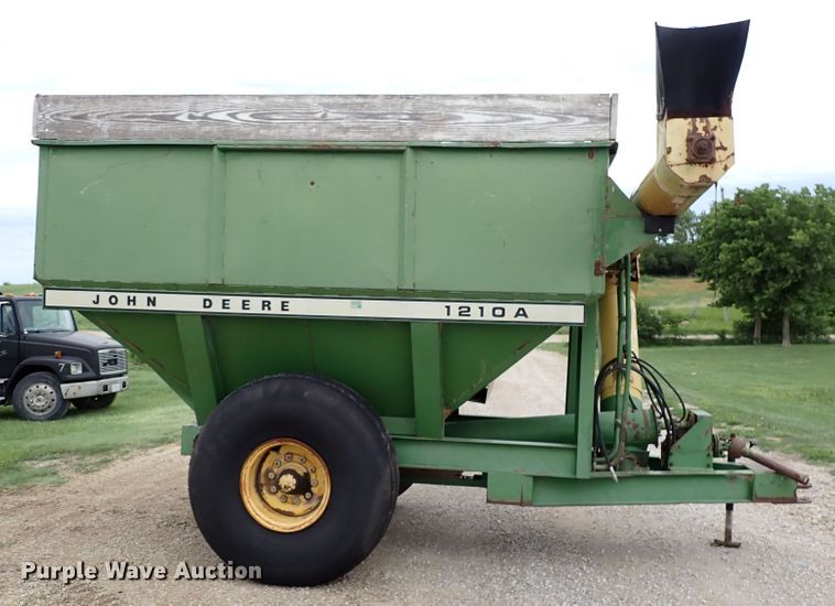 image for item DR0911 John Deere 1210A  grain cart