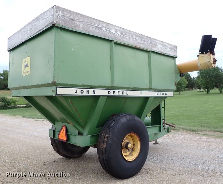 image for item DR0911 John Deere 1210A  grain cart