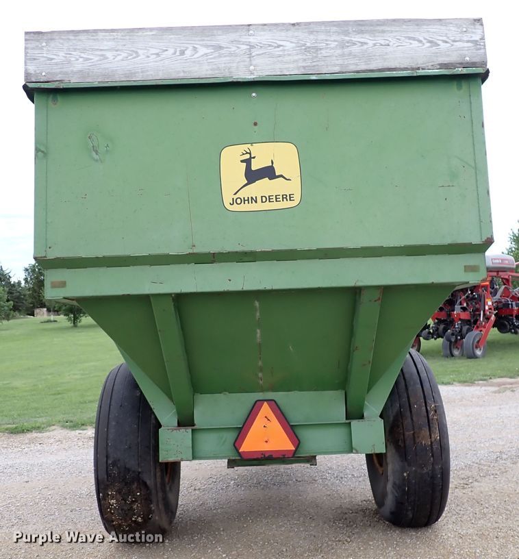 image for item DR0911 John Deere 1210A  grain cart