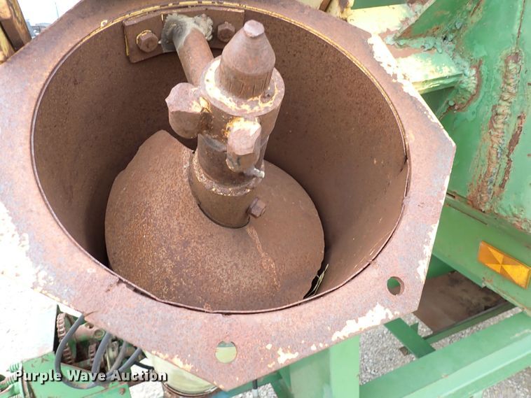 image for item DR0911 John Deere 1210A  grain cart