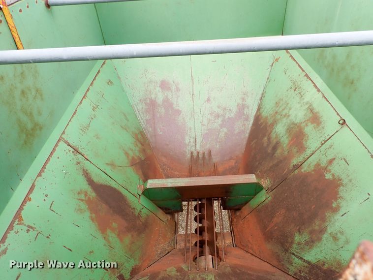 image for item DR0911 John Deere 1210A  grain cart