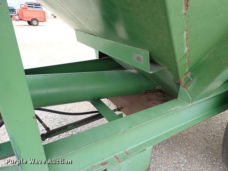 image for item DR0911 John Deere 1210A  grain cart