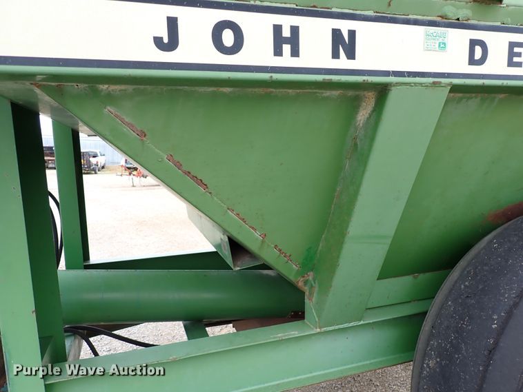 image for item DR0911 John Deere 1210A  grain cart