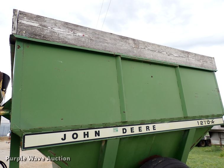 image for item DR0911 John Deere 1210A  grain cart