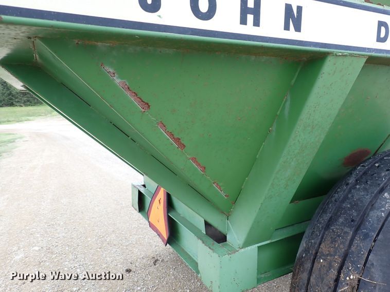 image for item DR0911 John Deere 1210A  grain cart
