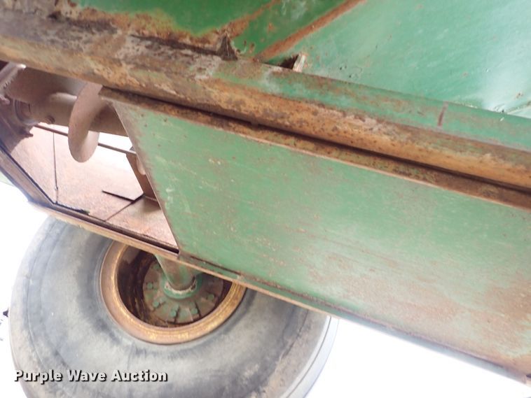 image for item DR0911 John Deere 1210A  grain cart