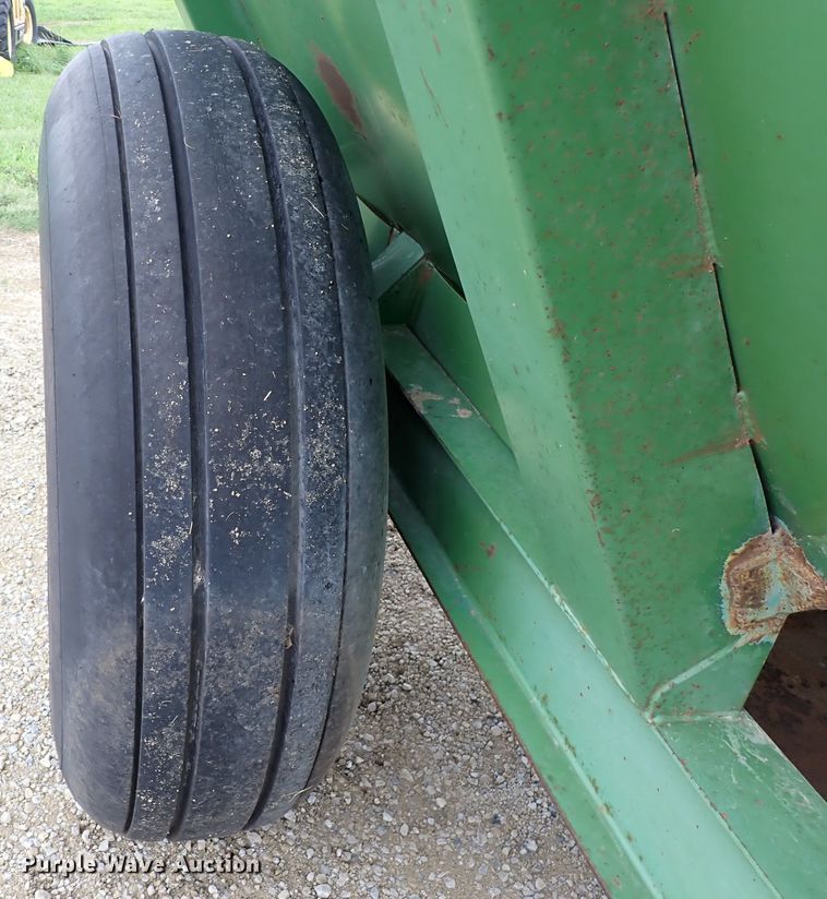 image for item DR0911 John Deere 1210A  grain cart