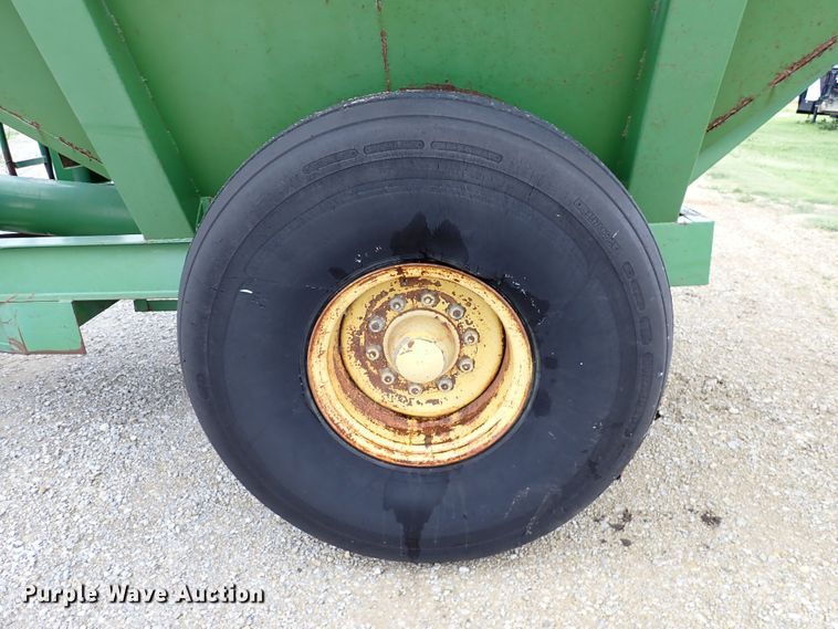 image for item DR0911 John Deere 1210A  grain cart