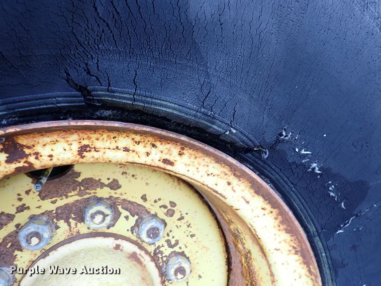 image for item DR0911 John Deere 1210A  grain cart