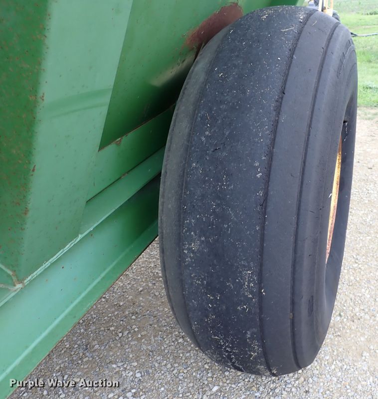 image for item DR0911 John Deere 1210A  grain cart