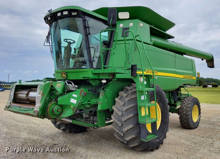 image for item DR0915 2005 John Deere 9760 STS  combine