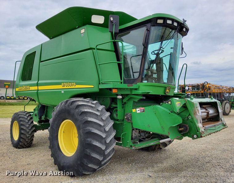 image for item DR0915 2005 John Deere 9760 STS  combine