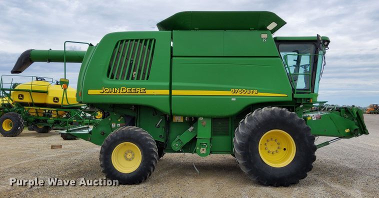 image for item DR0915 2005 John Deere 9760 STS  combine