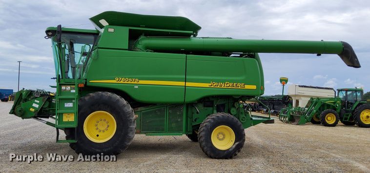image for item DR0915 2005 John Deere 9760 STS  combine