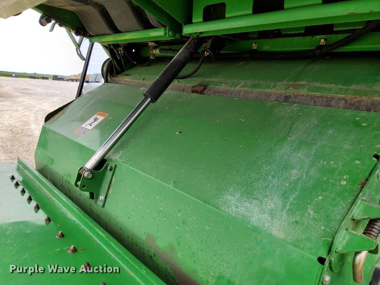 image for item DR0915 2005 John Deere 9760 STS  combine