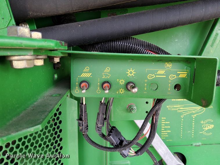 image for item DR0915 2005 John Deere 9760 STS  combine