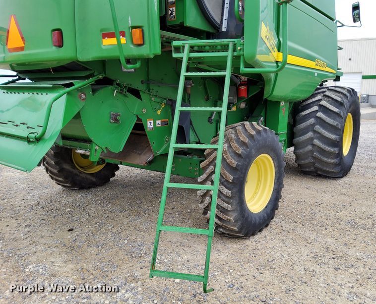 image for item DR0915 2005 John Deere 9760 STS  combine