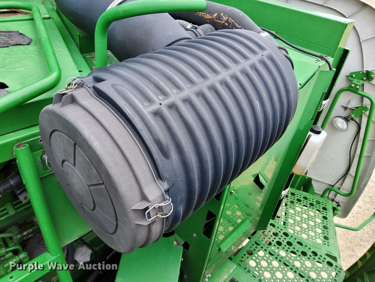 image for item DR0915 2005 John Deere 9760 STS  combine