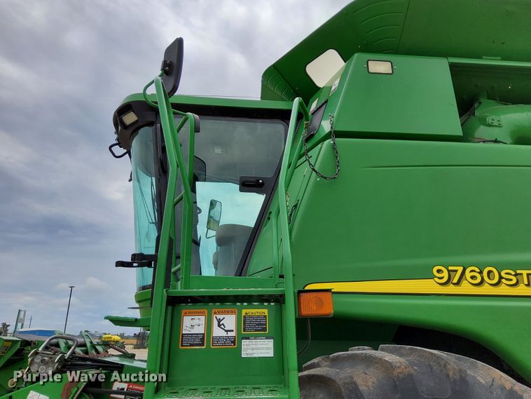 image for item DR0915 2005 John Deere 9760 STS  combine