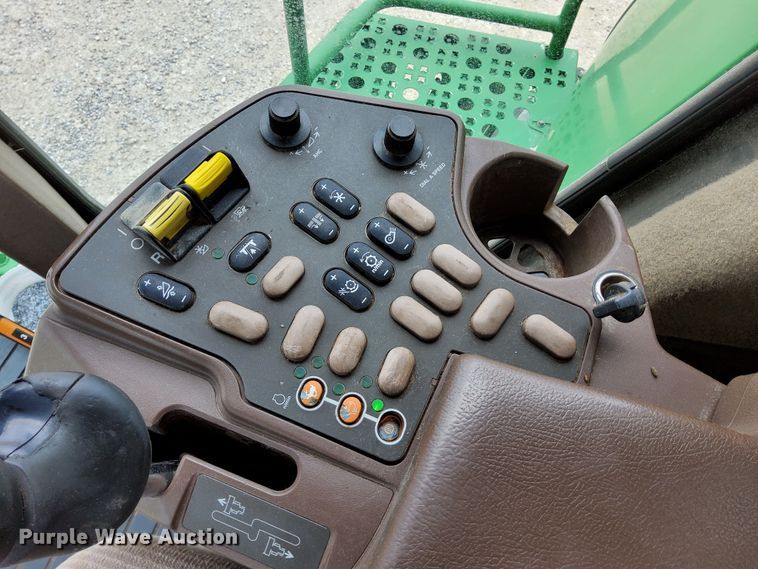 image for item DR0915 2005 John Deere 9760 STS  combine