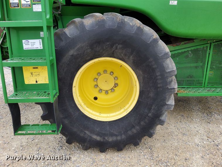 image for item DR0915 2005 John Deere 9760 STS  combine