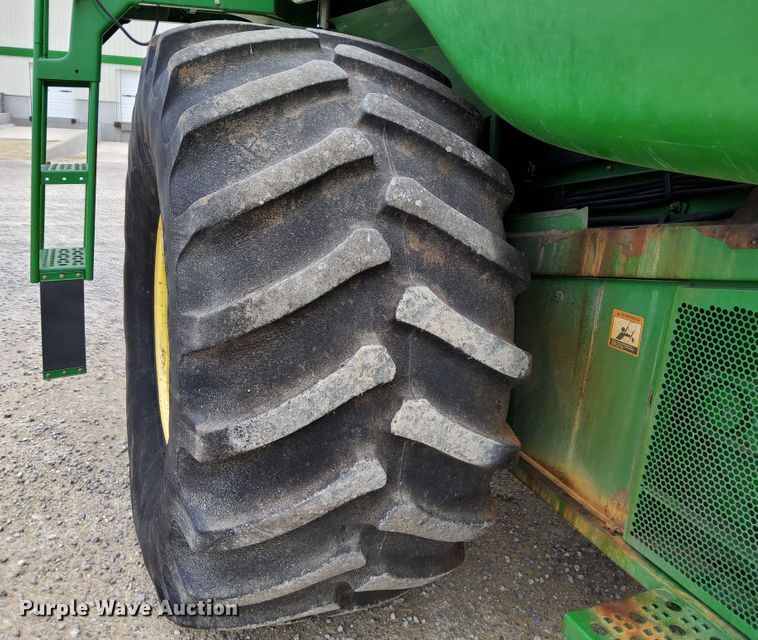 image for item DR0915 2005 John Deere 9760 STS  combine