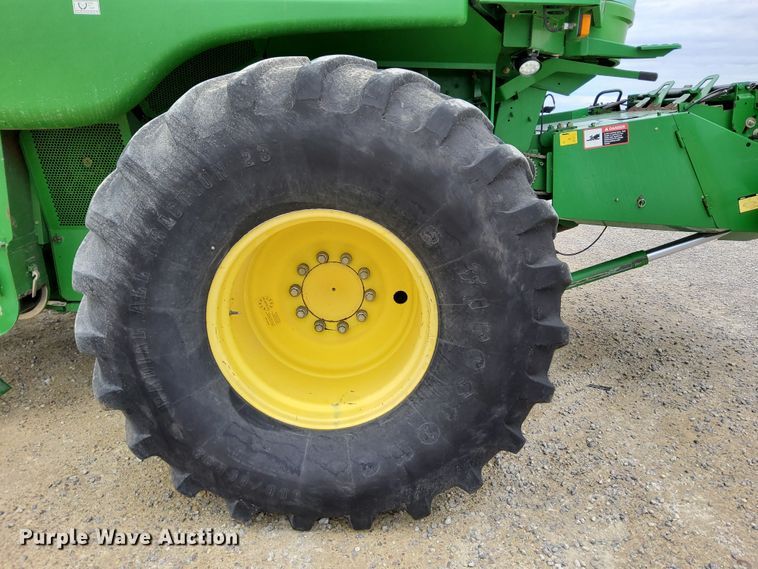 image for item DR0915 2005 John Deere 9760 STS  combine