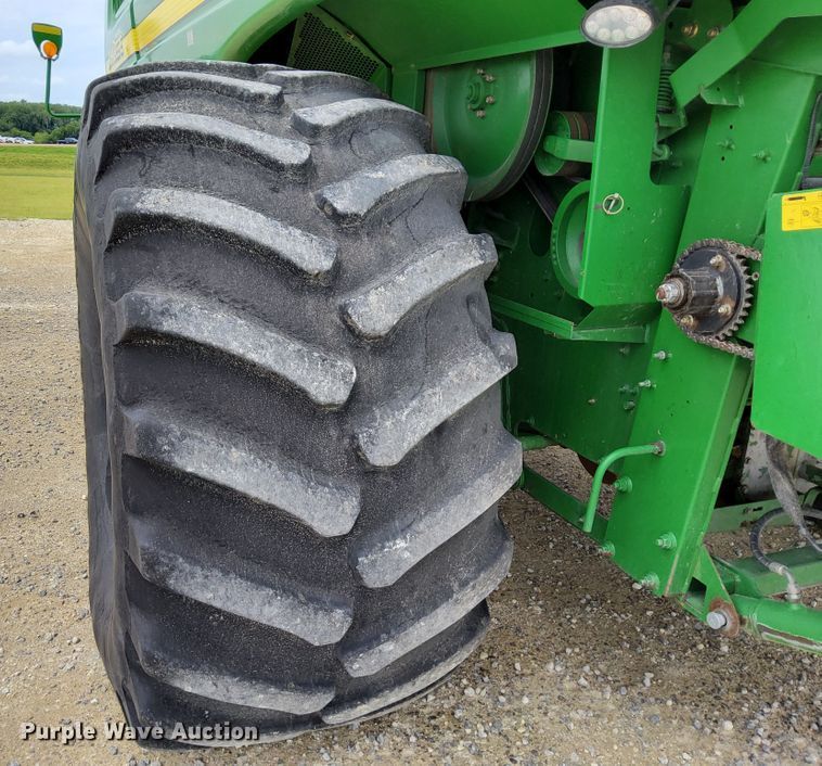 image for item DR0915 2005 John Deere 9760 STS  combine