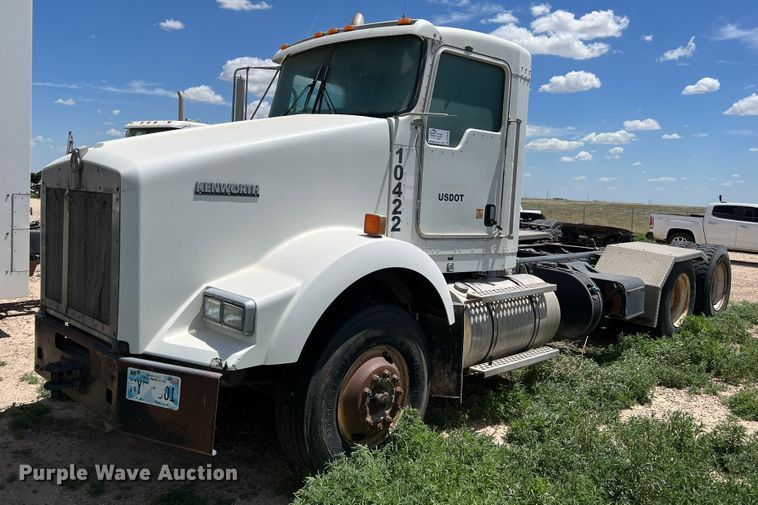 image for item DS8313 2012 Kenworth T800  semi truck