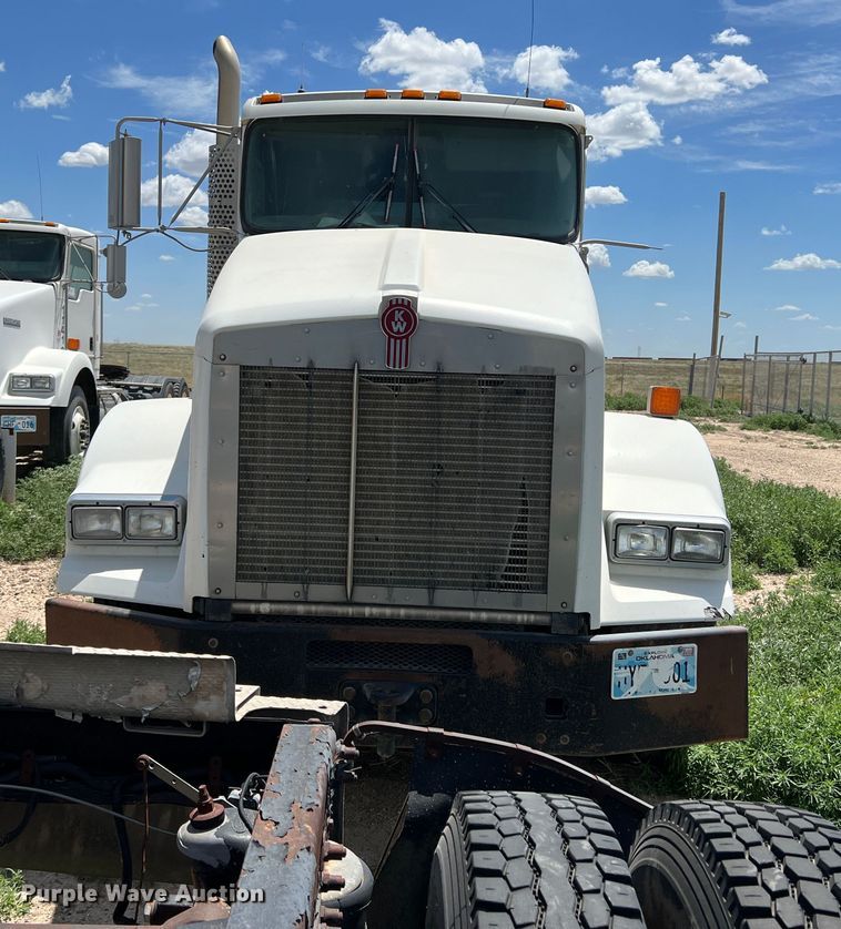 image for item DS8313 2012 Kenworth T800  semi truck