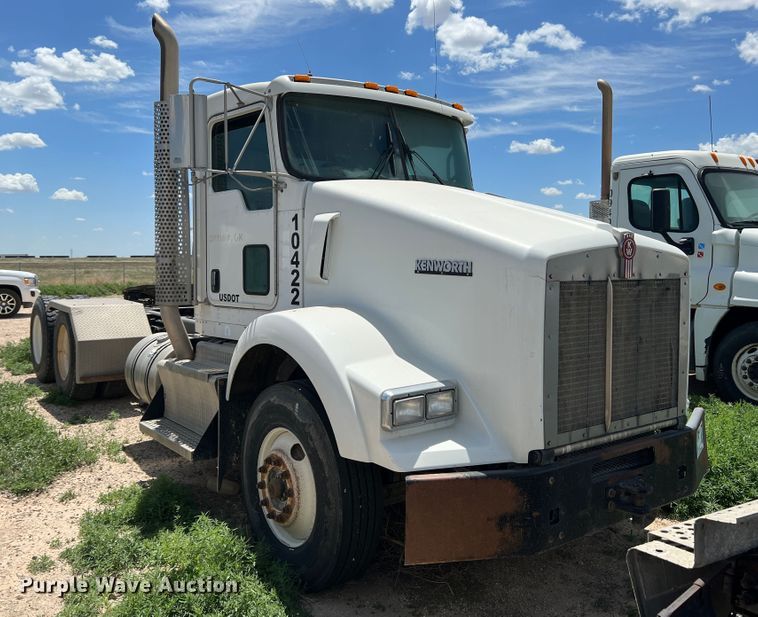 image for item DS8313 2012 Kenworth T800  semi truck