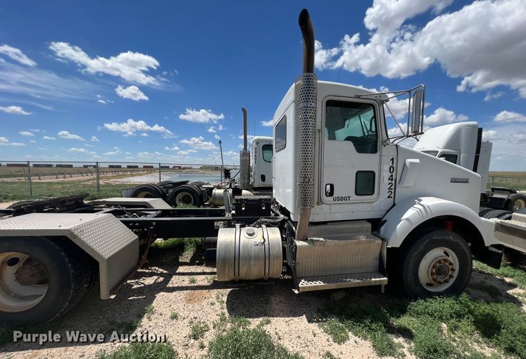 image for item DS8313 2012 Kenworth T800  semi truck