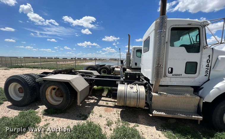 image for item DS8313 2012 Kenworth T800  semi truck