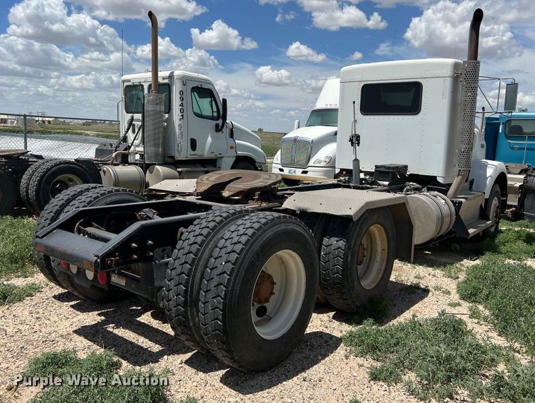 image for item DS8313 2012 Kenworth T800  semi truck