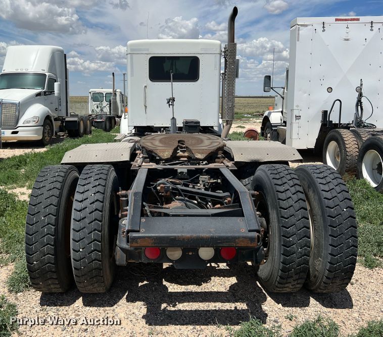 image for item DS8313 2012 Kenworth T800  semi truck