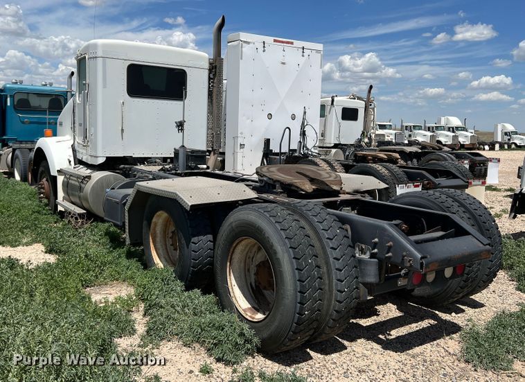 image for item DS8313 2012 Kenworth T800  semi truck