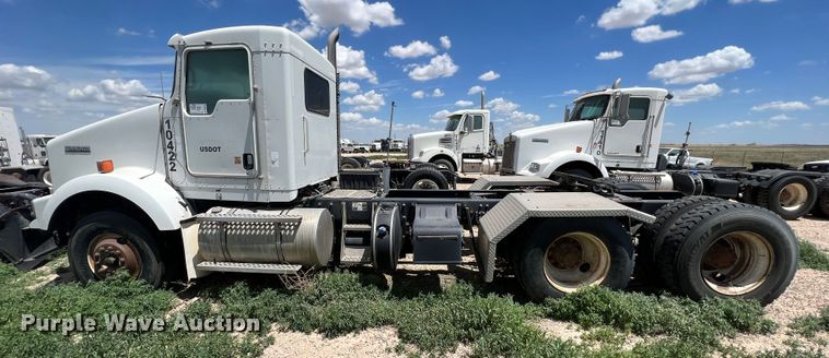 image for item DS8313 2012 Kenworth T800  semi truck